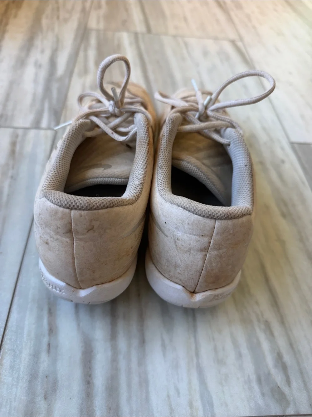 Nike Beige Lace-Up Athletic softball 🥎 cleats women size 9 1/2